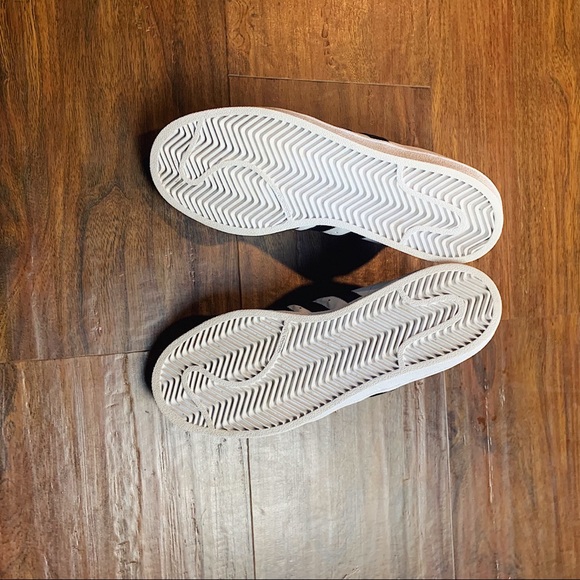 Women’s Authentic adidas shell toe shoe size 5.5 - Picture 5 of 6